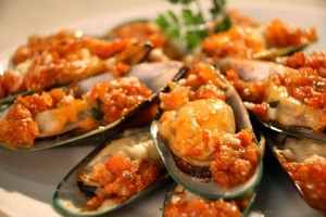 Cheesy Tomato Basil Mussels